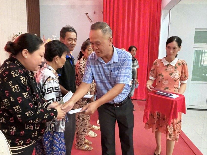 ĐOÀN CÔNG TÁC CỦA CÔNG TY Á ĐÔNG – CĐT DỰ ÁN NHÀ Ở XÃ HỘI KHÓM 5 PHƯỜNG 9 TP CÀ MAU - TRAO QUÀ TẾT CHO CÁC GIA ĐÌNH CÓ HOÀN CẢNH KHÓ KHĂN TRÊN ĐỊA BÀN PHƯỜNG AN XUYÊN – TỈNH CÀ MAU